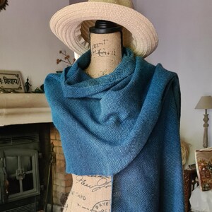 Chal tradicional, tejido "con un palo" sobre un peine, hecho a mano, lana muy suave, cálida y ligera, azul bereber, ¡magnífico! imagen 1