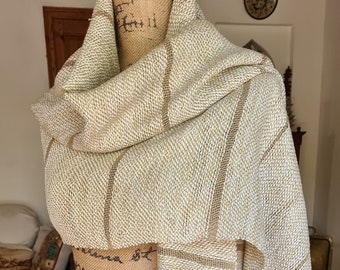 Magnífico chal de entretiempo, de corte perfecto, muy chic, en lino/algodón bambú, color greige y crema.