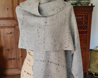 Gran chal refinado en un precioso tono gris beige suave, en tweed 100% lana loden sobre urdimbre de algodón orgánico, muy fluido.