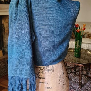 Chal tradicional, tejido "con un palo" sobre un peine, hecho a mano, lana muy suave, cálida y ligera, azul bereber, ¡magnífico! imagen 3