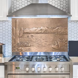 Arte de parede em cobre martelado feita à mão: cena de montanha com cactos no deserto do Arizona