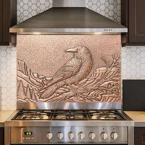 Backsplash de cobre martelado com estampa de corvo: decoração rústica de cozinha em estilo montanhoso