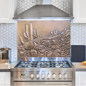 Backsplash de cobre martelado: cenário desértico de montanha de cactos feito à mão