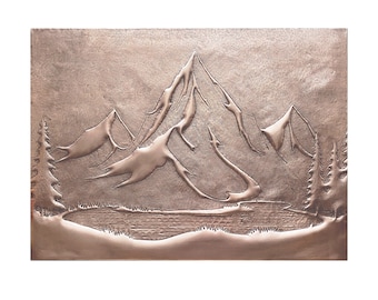 Salpicadero de cobre martillado Mountain Lake: Arte rústico de metal con forma de pino