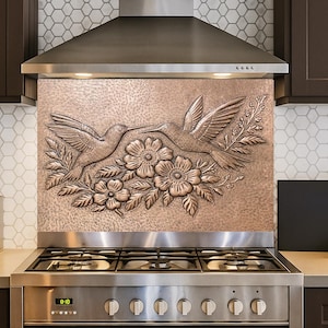 Backsplash de beija-flor de cobre artesanal: arte de parede de cozinha com flores rústicas