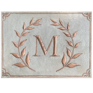 Arte de parede com monograma personalizada - Cobre martelado com galhos frondosos | Placa personalizada com sobrenome de família | Decoração e presentes elegantes em cobre