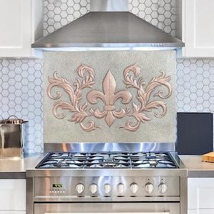 Azulejo de cobre martelado artesanal com flor-de-lis - Decoração francesa vintage, arte de parede rústica de cobre para casa e cozinha
