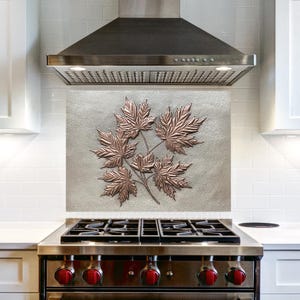 Ahornblatt-Kupfer-Wandkunst, handgefertigtes Metalldekor, rustikale gehämmerte Kupferfliese, rustikales Bauernhausdekor, von der Natur inspiriertes Wohndekor