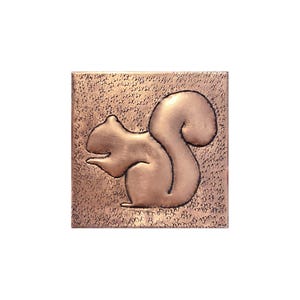 Azulejo de parede com padrão de esquilo em cobre martelado: decoração rústica de fazenda