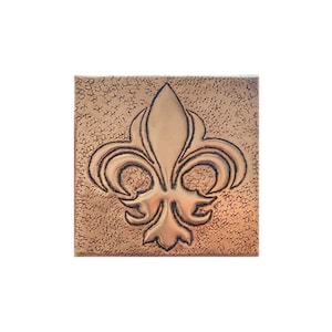 Handgefertigte gehämmerte Kupfer Fleur-de-Lis-Kachel - Eleganter, französisch inspirierter Akzent für Küchenrückwand, Wanddekor oder Kunstprojekte