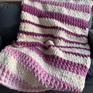 パープルオンブレとホワイトストライプのチャンキーニットブランケット、シェニールブランケット、チャンキーブランケット、チャンキーニット、シェニールチャンキーニットブランケット、スロー
