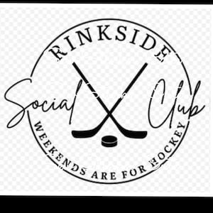 Pu&ograve; includere: Logo in bianco e nero con il testo "Rinkside Social Club" e le parole "Weekends are for Hockey" intorno all'esterno. Il logo presenta due bastoni da hockey incrociati e un disco da hockey.