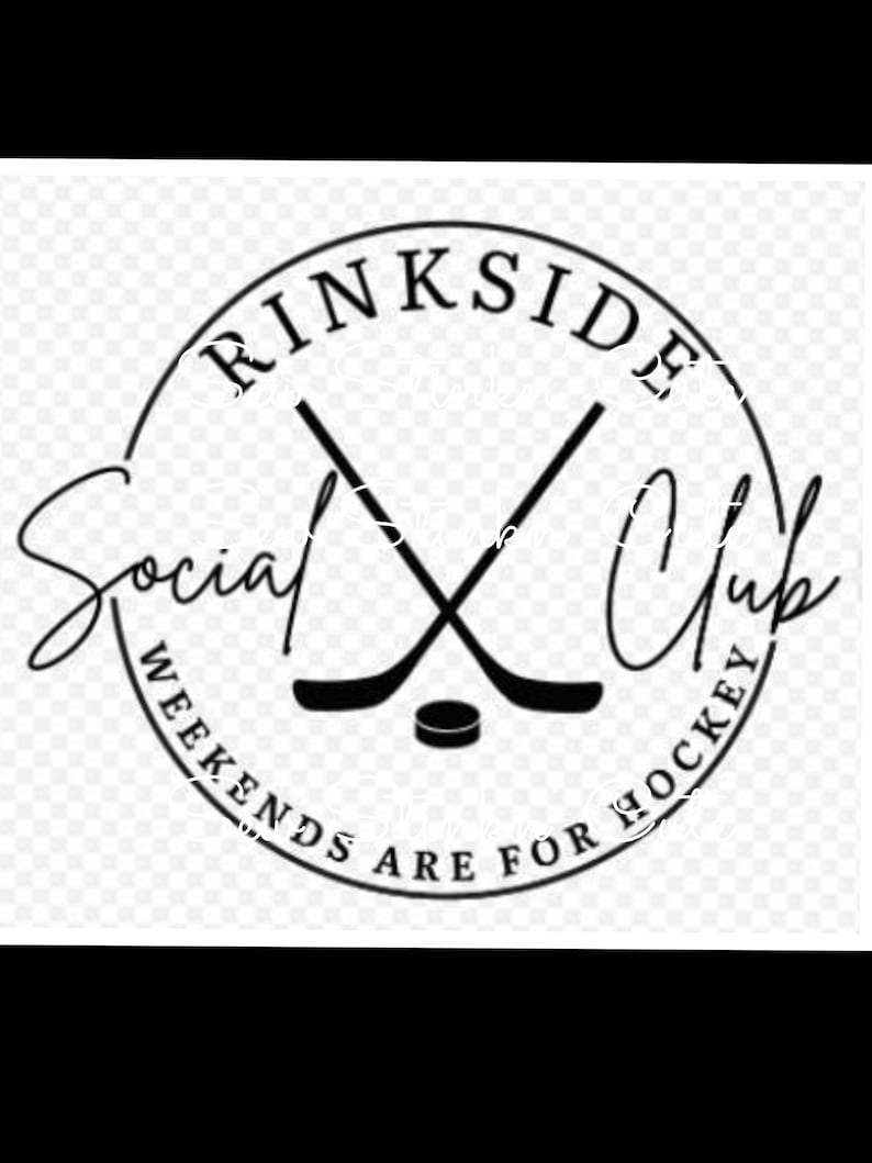 Pu&ograve; includere: Logo in bianco e nero con il testo "Rinkside Social Club" e le parole "Weekends are for Hockey" intorno all'esterno. Il logo presenta due bastoni da hockey incrociati e un disco da hockey.