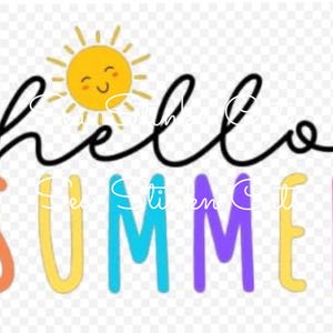 Può includere: Grafica con le parole "hello SUMMER". La parola "hello" è in corsivo nero, e "SUMMER" è in lettere maiuscole colorate. Un sole giallo sorridente è sopra la parola "hello".