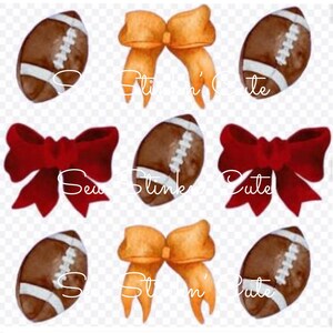 Pode incluir: Padrão repetido de bolas de futebol americano e laços em aquarela. As bolas são marrons com cadarços brancos, e os laços são laranja ou vermelhos. O texto "Sea Blink'n Cute" está presente.