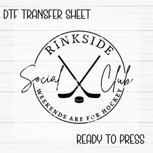 Może przedstawiać: Czarno-biały projekt graficzny hokejowej kija i krążka w kółku z tekstem "Rinkside Social Club Weekends Are For Hockey".