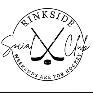 Pu&ograve; includere: Logo in bianco e nero con il testo "Rinkside Social Club" e "Weekends Are For Hockey" in un cerchio. Il logo presenta due bastoni da hockey incrociati e un disco.