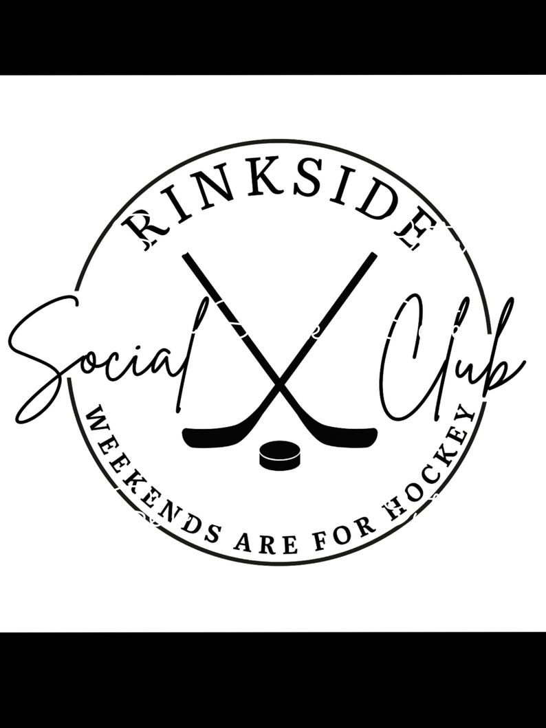 Pu&ograve; includere: Logo in bianco e nero con il testo "Rinkside Social Club" e "Weekends Are For Hockey" in un cerchio. Il logo presenta due bastoni da hockey incrociati e un disco.