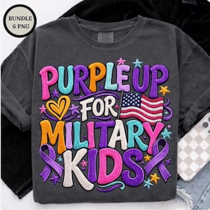 Może przedstawiać: Ciemnoszara koszulka z haftowanym napisem „PURPLE UP FOR MILITARY KIDS” w żywych kolorach. Projekt zawiera amerykańską flagę, serce, gwiazdy i fioletowe wstążki. Obecna jest również grafika „BUNDLE 6 PNG”.