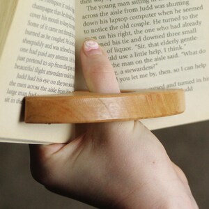 Book Lover Gift Page Holder Reading Aid Thumb Hole Wooden Clip for Men Literature Present Bookmark Marker Reading Tool Page Clip Gift Idea