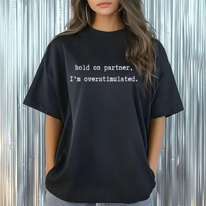 Je suis surstimulé avec mon partenaire png, tee-shirt anxiété, produit antisocial, cadeau de surstimulation, chemise génération z, c'est trop fort, menty b, western png thumbnail
