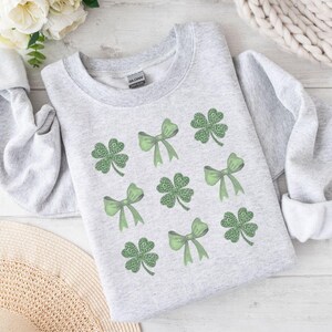 Coquette Saint-Patrick, grille png, trèfle coquette, chemise Lucky vibe, trèfle à noeuds coquette, trèfle à carreaux png, saint paddy png, chemise irlandaise pour enfants