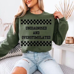 Undiagnostizierte und überstimulierte Png,nichtdiagnostizierte Checker,Überstimulationsgeschenk,deprimiertes Sweatshirt, emotionale Png,nichtdiagnostizierte Angst,adhd
