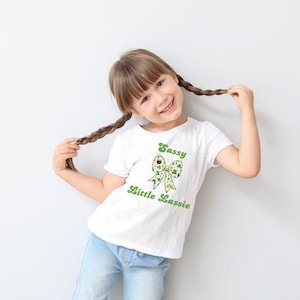 Impertinente petite fille png, coquette st patrick, impertinente petite fille, chemise impertinente de fille, coquette shamrock, coquette bow trèfle, chemise Lucky vibe, dtf