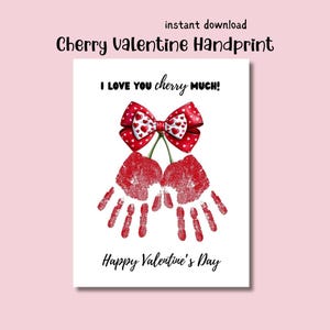 Puede incluir: Una tarjeta de San Valentín con un diseño de huella de mano de cereza roja. La tarjeta dice "¡Te quiero mucho cereza!" y "Feliz Día de San Valentín".