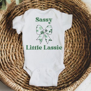 Impertinente petite fille png, coquette st patrick, impertinente petite fille, chemise impertinente de fille, coquette shamrock, coquette bow trèfle, chemise Lucky vibe, dtf