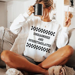 Undiagnostizierte und überstimulierte Png,nichtdiagnostizierte Checker,Überstimulationsgeschenk,deprimiertes Sweatshirt, emotionale Png,nichtdiagnostizierte Angst,adhd
