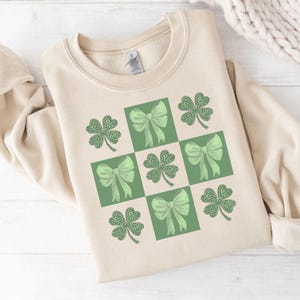 Coquette Saint-Patrick, grille png, trèfle coquette, chemise Lucky vibe, trèfle à noeuds coquette, trèfle à carreaux png, saint paddy png, chemise irlandaise pour enfants