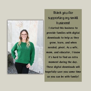 Pu&ograve; includere: Una donna con un maglione verde e pantaloni neri sta in piedi davanti a un muro di mattoni. Il testo dice: "Grazie per aver sostenuto la mia piccola attivit&agrave;! Ho avviato questa attivit&agrave; per fornire alle famiglie download digitali per aiutarle a crescere, imparare e, quando necessario, cambiare rotta. Come moglie, madre ed educatrice, so quanto sia difficile trovare un momento extra durante il giorno. Questi download digitali ti faranno risparmiare tempo in modo che tu possa stare con la tua famiglia!"