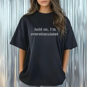Je suis surstimulé en png, tee-shirt anxiété, produit antisocial, cadeau pour surstimulation, chemise génération z, sweat-shirt dépression, c'est trop fort, menty b