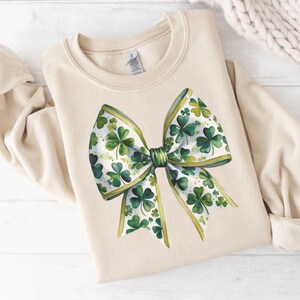 Noeud de la Saint-Patrick Coquette,chemise Lucky vibe,coquette noeud trèfle,coquette trèfle,noeud coquette tendance,coquette Saint-Patrick,coquette aquarelle