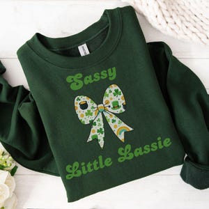Impertinente petite fille png, coquette st patrick, impertinente petite fille, chemise impertinente de fille, coquette shamrock, coquette bow trèfle, chemise Lucky vibe, dtf