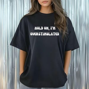Je suis surstimulé en png, tee-shirt anxiété, produit antisocial, cadeau pour surstimulation, chemise génération z, sweat-shirt dépression, c'est trop fort, menty b
