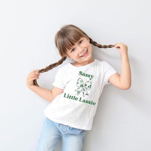 Impertinente petite fille png, coquette st patrick, impertinente petite fille, chemise impertinente de fille, coquette shamrock, coquette bow trèfle, chemise Lucky vibe, dtf