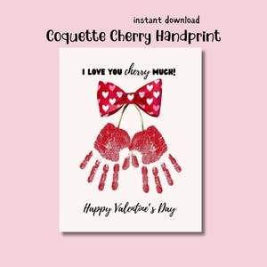 Puede incluir: Una tarjeta del Día de San Valentín con un diseño de huella de mano de cereza roja. La tarjeta dice "¡Te quiero mucho cereza!" y "Feliz Día de San Valentín".