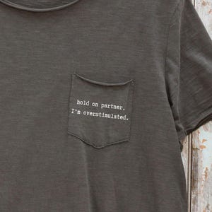 Je suis surstimulé avec mon partenaire png, tee-shirt anxiété, produit antisocial, cadeau de surstimulation, chemise génération z, c'est trop fort, menty b, western png thumbnail
