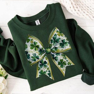 Noeud de la Saint-Patrick Coquette,chemise Lucky vibe,coquette noeud trèfle,coquette trèfle,noeud coquette tendance,coquette Saint-Patrick,coquette aquarelle