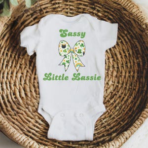 Impertinente petite fille png, coquette st patrick, impertinente petite fille, chemise impertinente de fille, coquette shamrock, coquette bow trèfle, chemise Lucky vibe, dtf