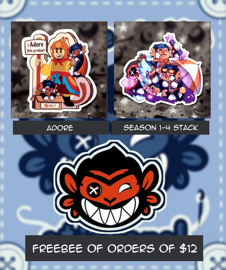 Puede incluir: Una colecci&oacute;n de pegatinas coloridas con personajes de dibujos animados. Una pegatina dice "I Adore this product", otra "Season 1-4 Stack". Una tercera muestra una cara de mono gui&ntilde;ando un ojo. Tambi&eacute;n est&aacute; presente el texto "FREEBEE OF ORDERS OF $12".