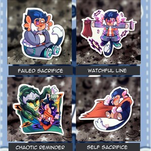 Puede incluir: Cuatro pegatinas coloridas con personajes de dibujos animados en varias poses y atuendos. Las pegatinas tienen las etiquetas de texto: "FAILED SACRIFICE", "WATCHFUL LINE", "CHAOTIC REMINDER" y "SELF SACRIFICE". El fondo es una tela estampada.