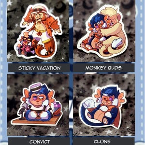 Puede incluir: Cuatro pegatinas coloridas con monos de dibujos animados en varias poses. Un mono est&aacute; en una motocicleta, otro abrazando, un tercero con un micr&oacute;fono y el &uacute;ltimo con una capa. El texto incluye "Sticky Vacation", "Monkey Buds", "Convict" y "Clone".