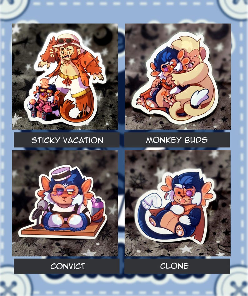 Puede incluir: Cuatro pegatinas coloridas con monos de dibujos animados en varias poses. Un mono est&aacute; en una motocicleta, otro abrazando, un tercero con un micr&oacute;fono y el &uacute;ltimo con una capa. El texto incluye "Sticky Vacation", "Monkey Buds", "Convict" y "Clone".