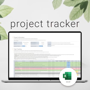 Puede incluir: Una captura de pantalla de una computadora que muestra una hoja de cálculo de seguimiento de proyectos en Microsoft Excel. La hoja de cálculo se titula "Project Tracker" e incluye secciones para información del proyecto y seguimiento de tareas. La hoja de cálculo está diseñada para ayudar a los usuarios a administrar y rastrear el progreso de los proyectos.