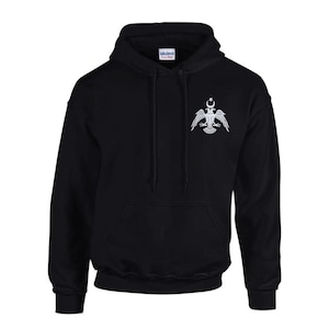 Op de afbeelding: Zwart hoodie met een wit geborduurd ontwerp van een dubbelkoppige adelaar met een ster en een halve maan op de borst.