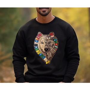 Op de afbeelding: Zwart sweatshirt met een grafische print van een wolfskop omringd door vlaggen van verschillende landen.