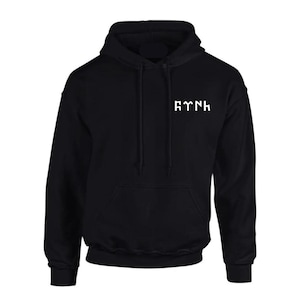 Op de afbeelding: Zwart hoodie met een witte afbeelding van het woord "RYNK" op de voorkant.